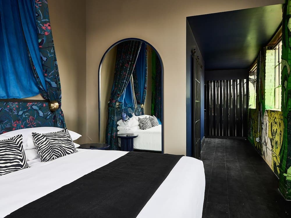 1 King 2-Room Suite
