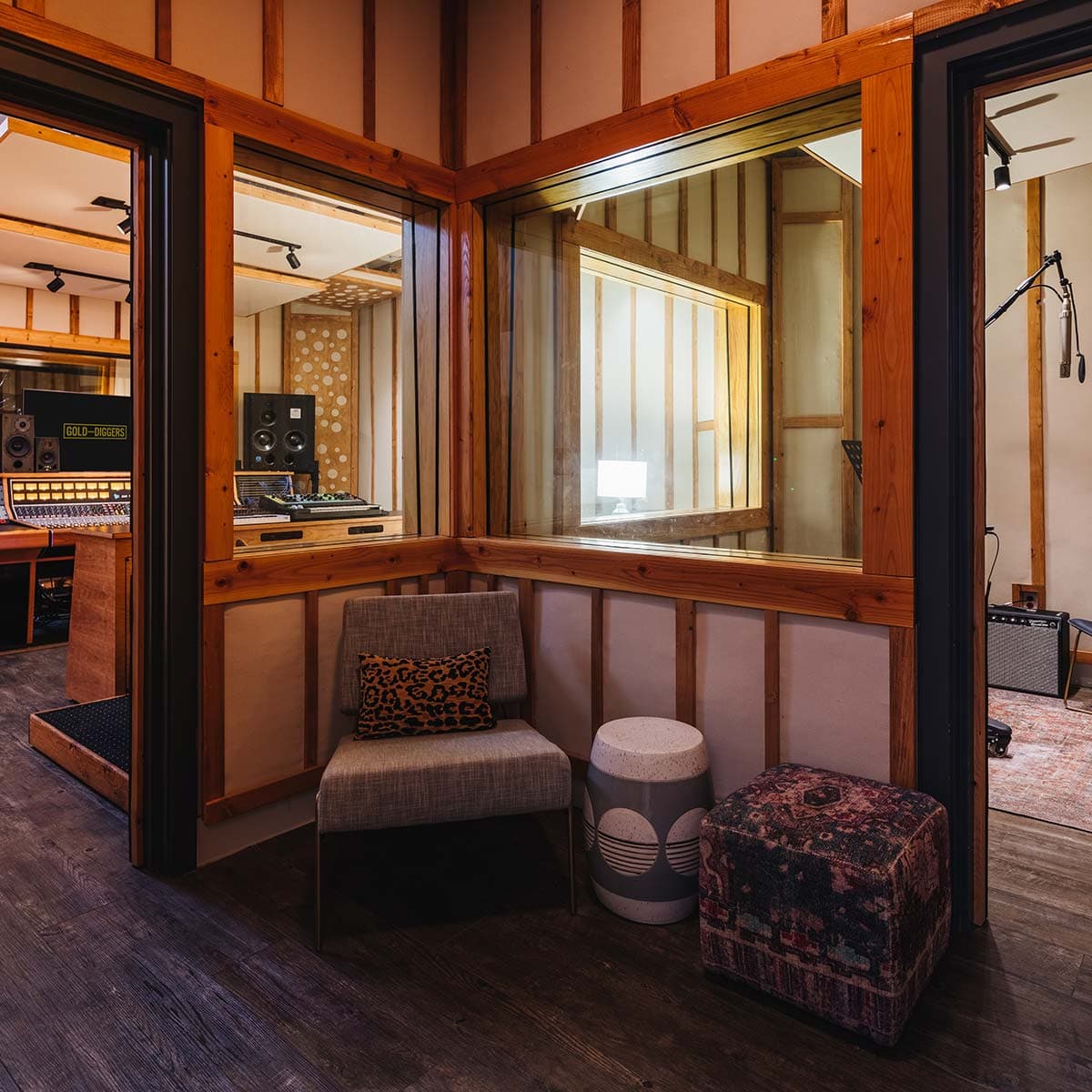 Room 10 – King Apartment