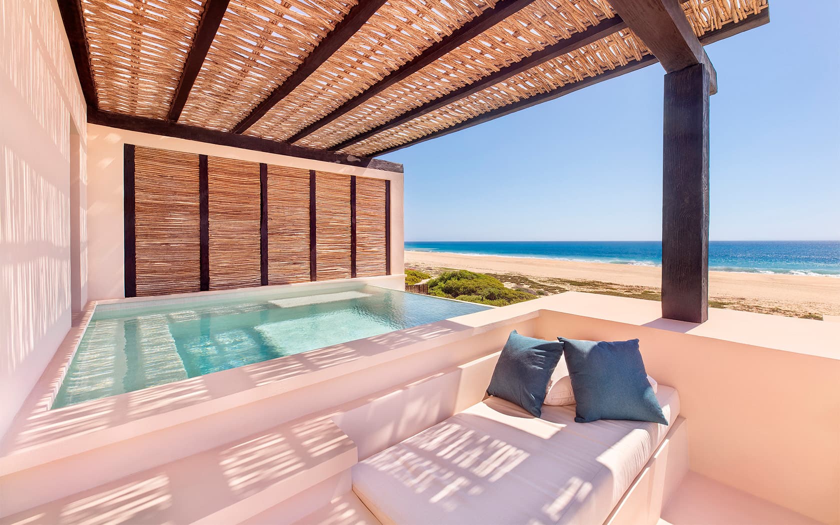 Oceanfront Penthouse Plunge Pool Suite (Milagro)