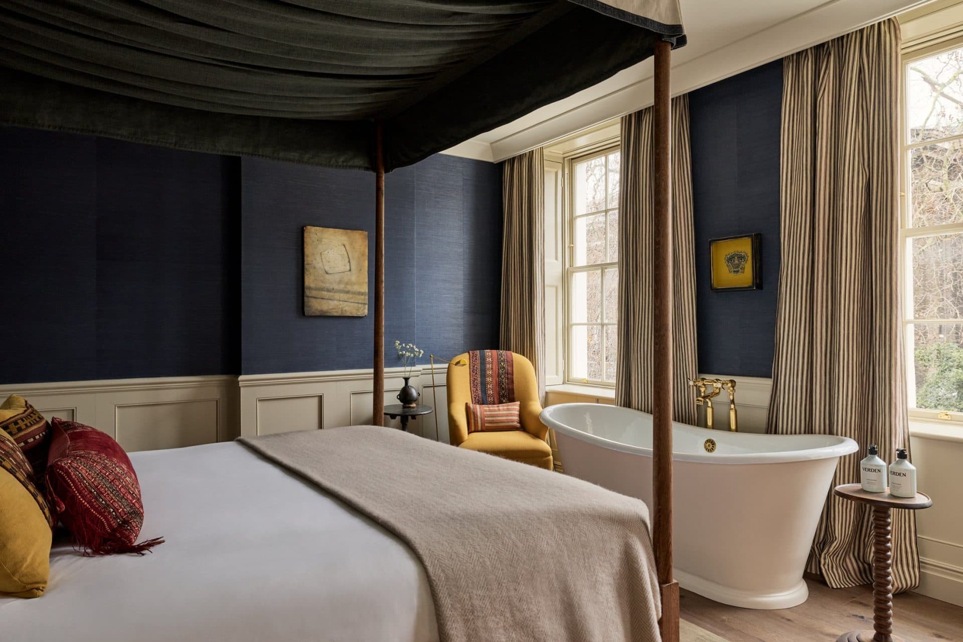 Cosy Courtyard Room