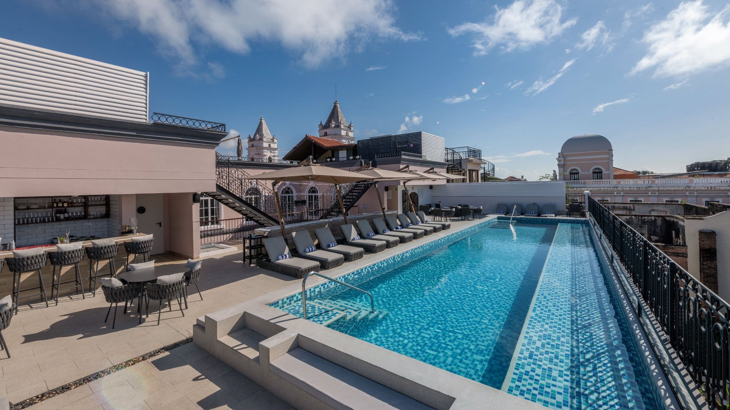 One King Bed | Courtyard View
