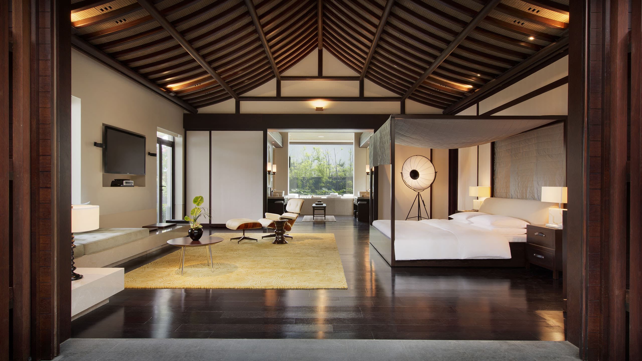 1 King Bed, Garden View, Courtyard