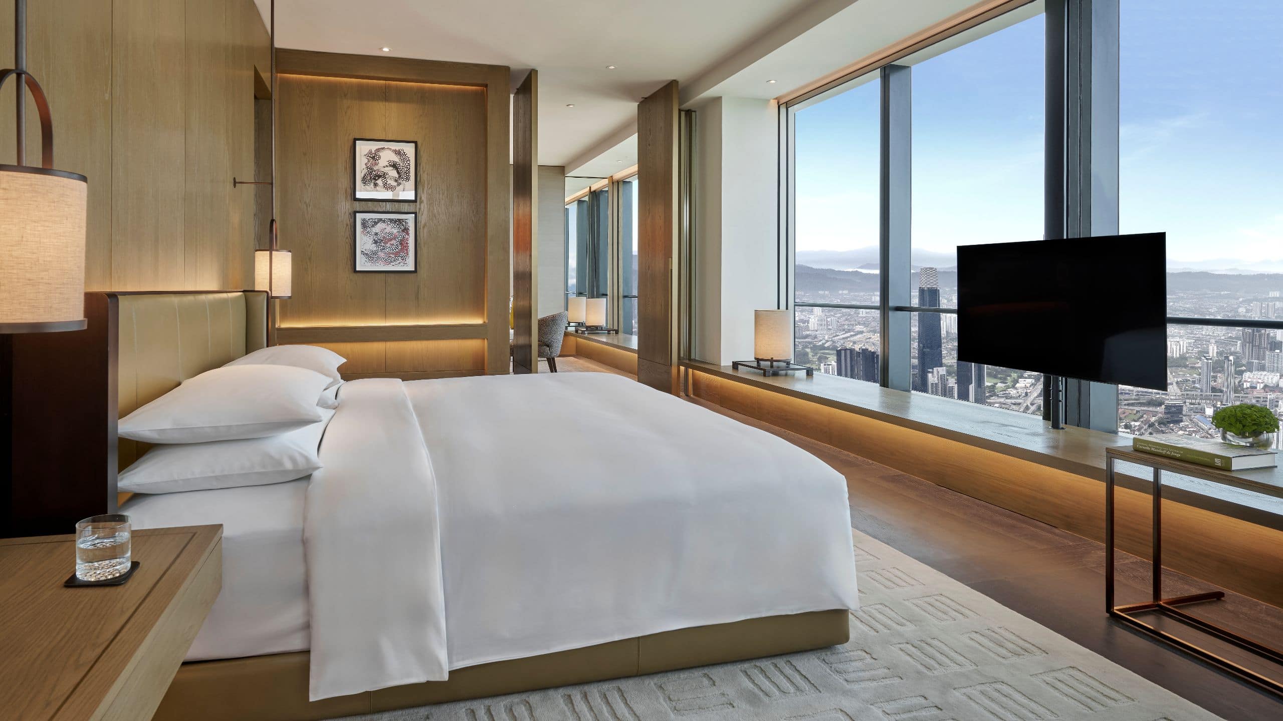 1 King Bed, Corner