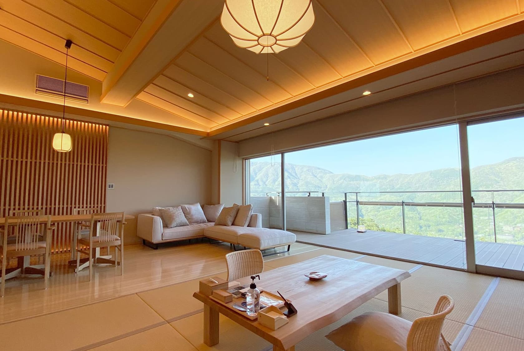 Ryo (陵) — Sky-View Premium Corner Suite