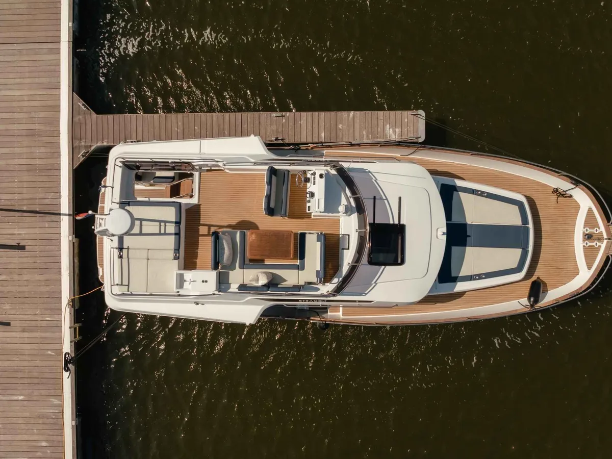 Yacht (Stranded)