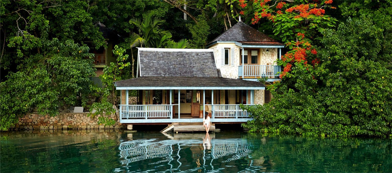 One Bedroom Beach Hut with Open-Air Lounge Room