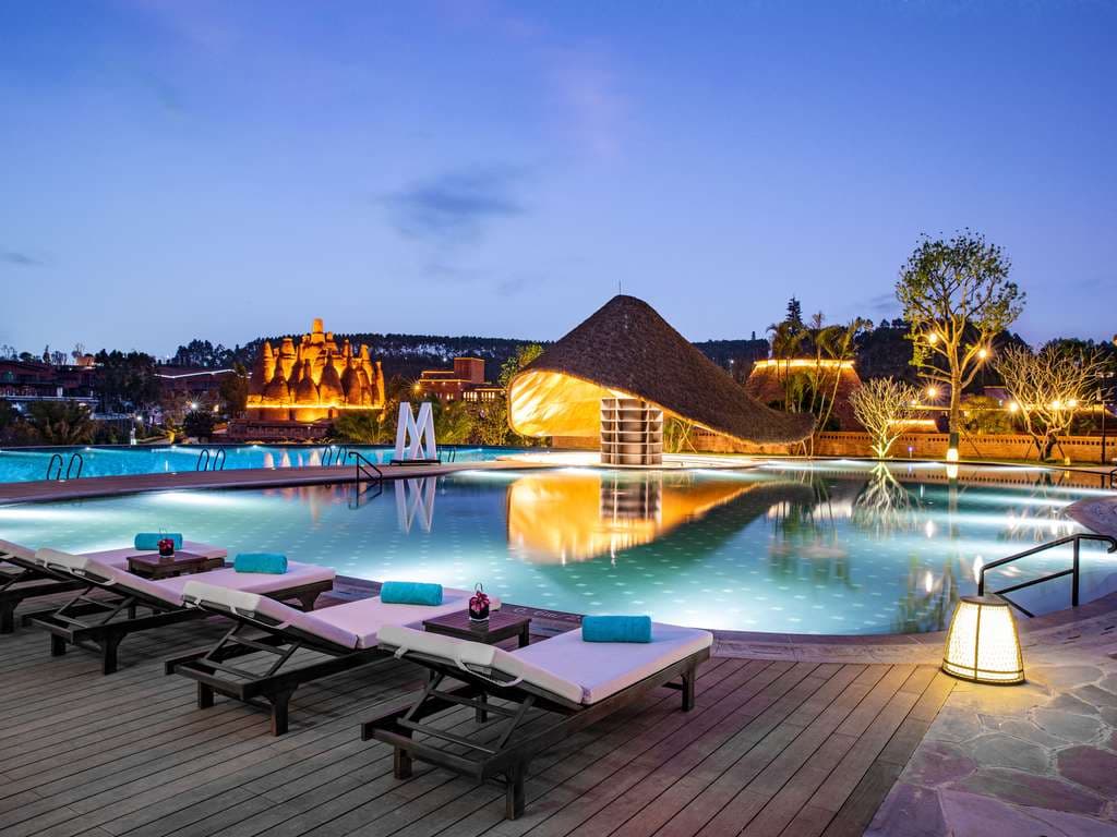 Deluxe Room – 1 King Size Bed, Private Balcony, Garden Hot Spring Pool