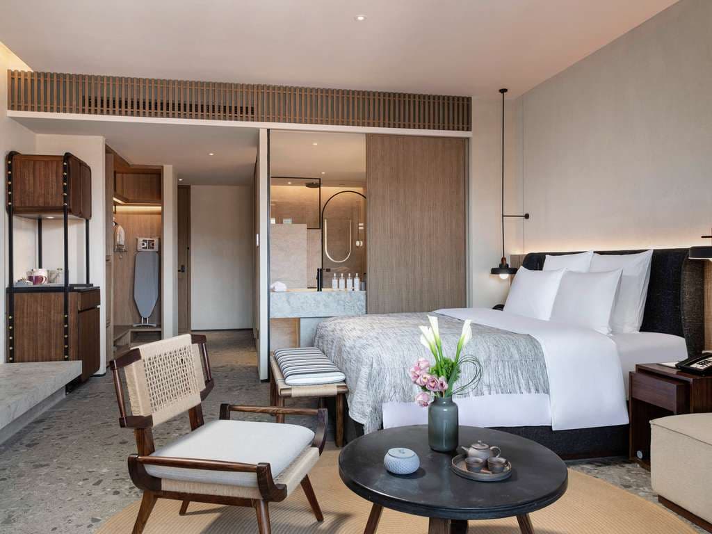 Deluxe Room – 1 King Size Bed, Balcony