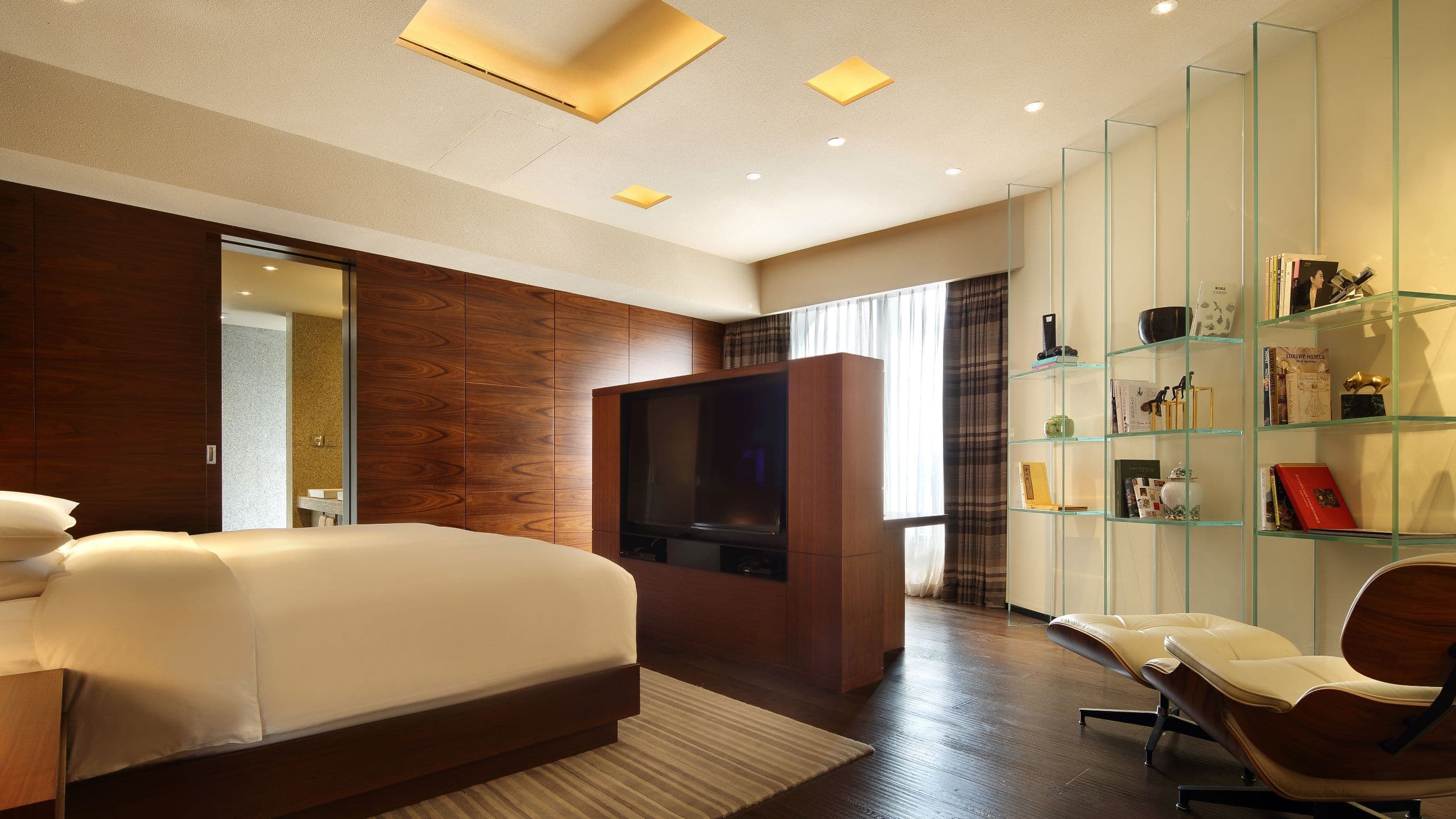 1 King Bed, City View, High Floor