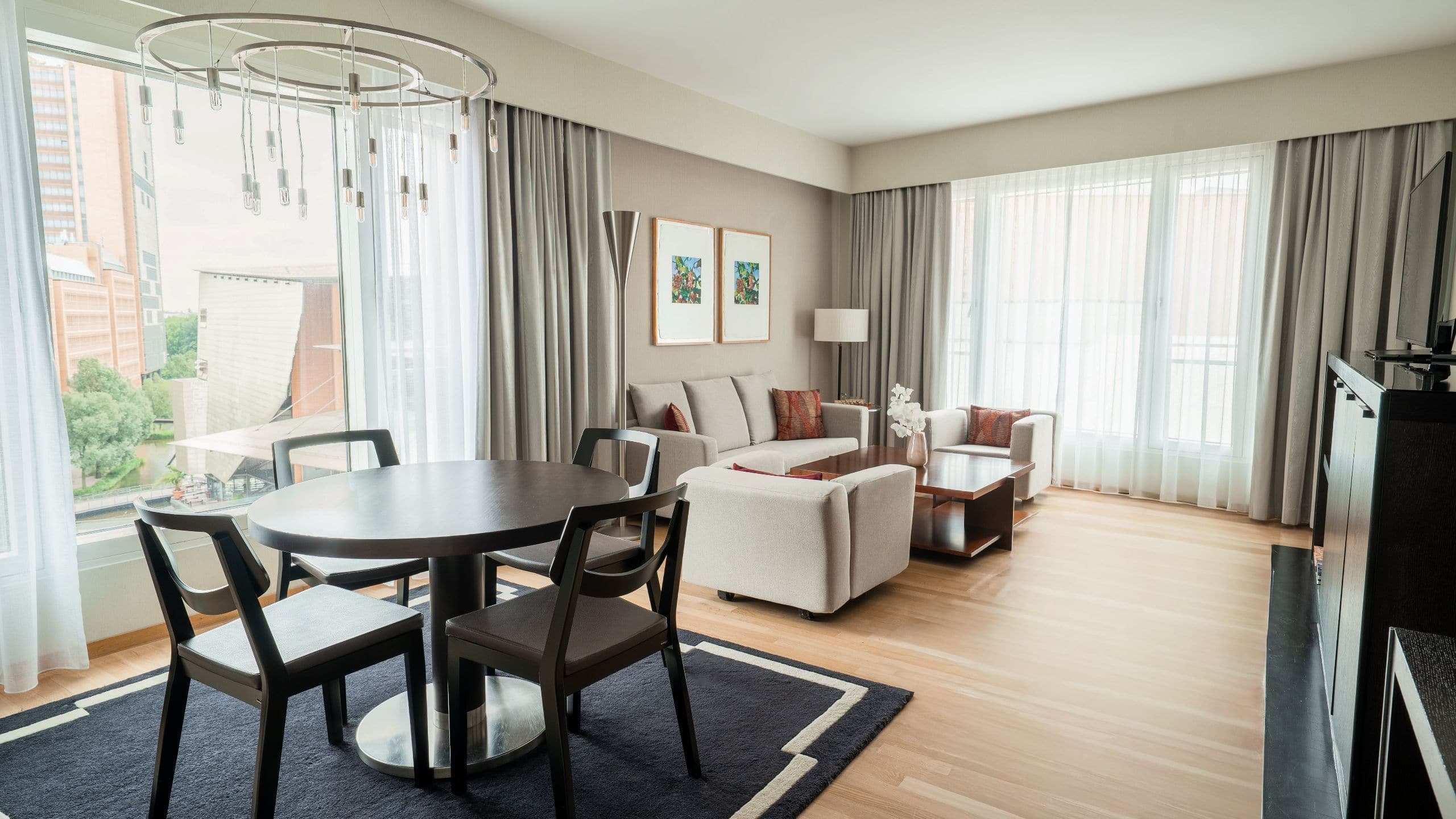 Deluxe Room – 1 King Bed
