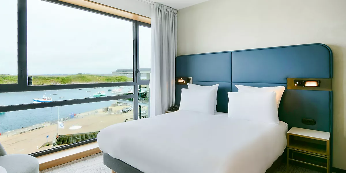 Suite, 1 queen bed and living room, on the beach, facing the sea