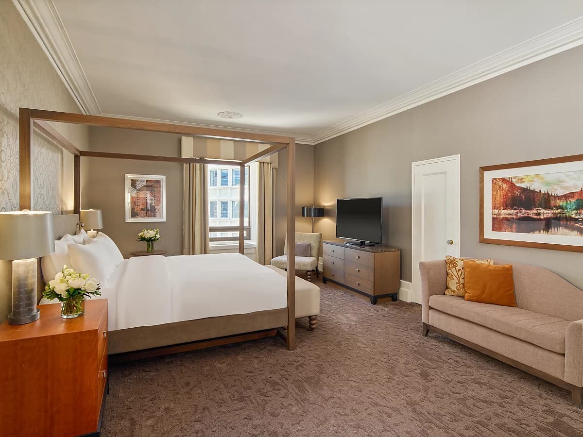 Deluxe Room – 1 King Bed