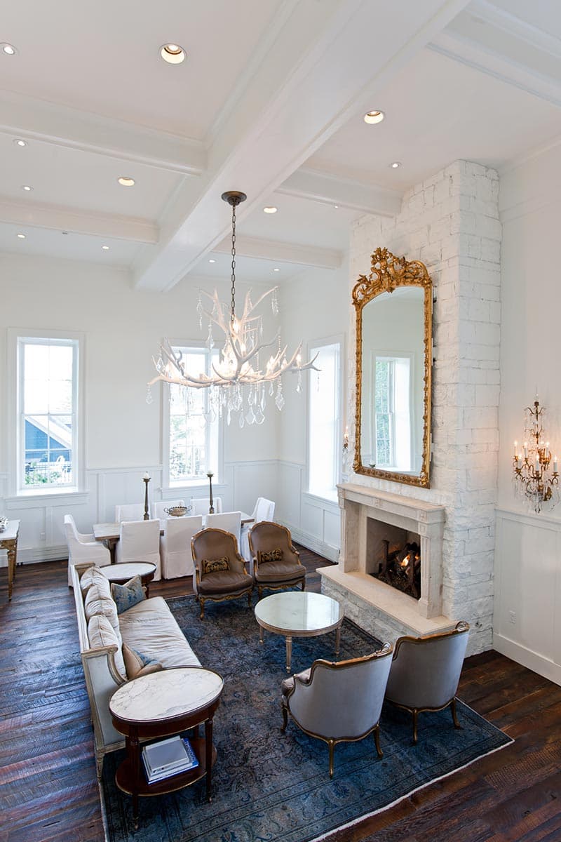 16 Foot Ceiling King Room