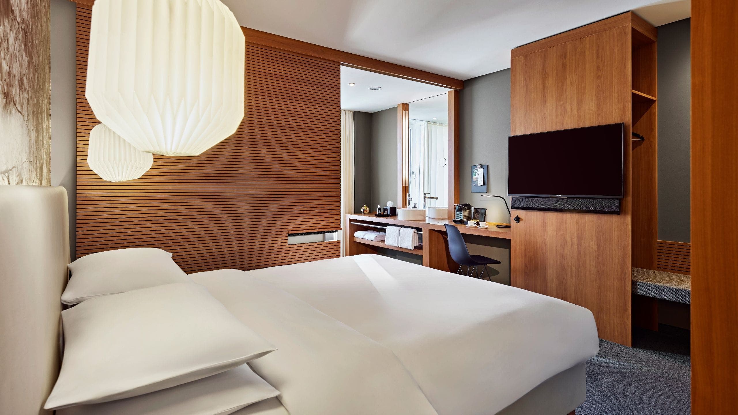 1 King Bed City View