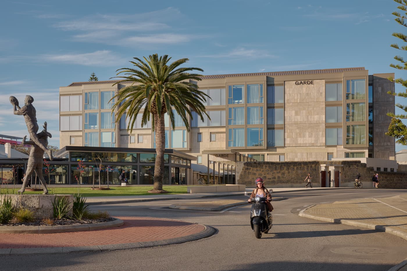 Garde and Warders Hotel