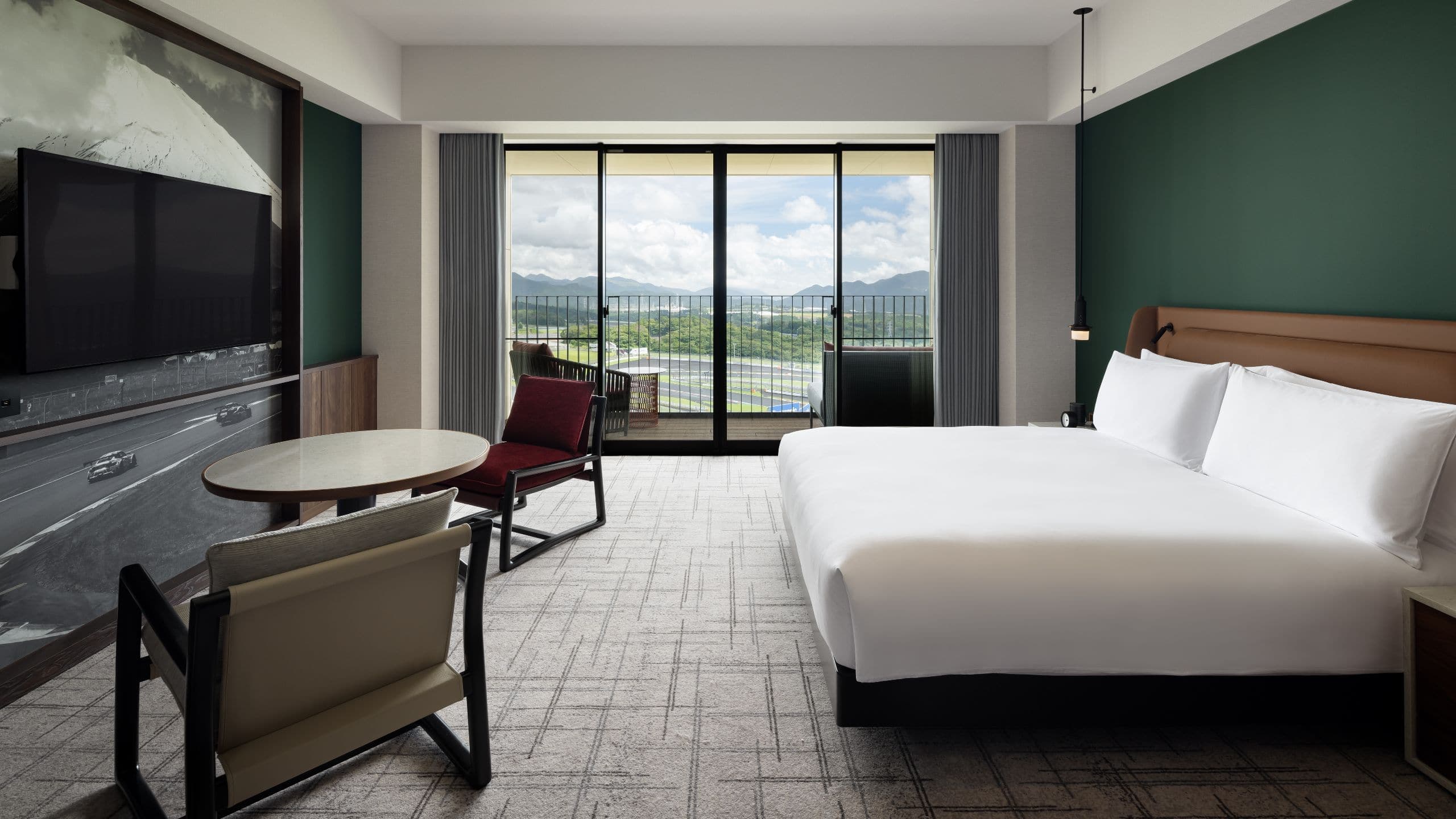 Corner Deluxe Room – 1 King Bed, Circuit View