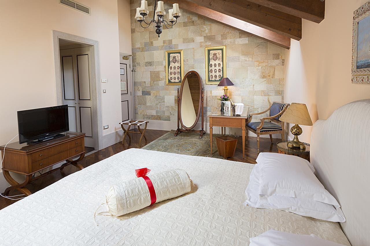 Corner Deluxe Room