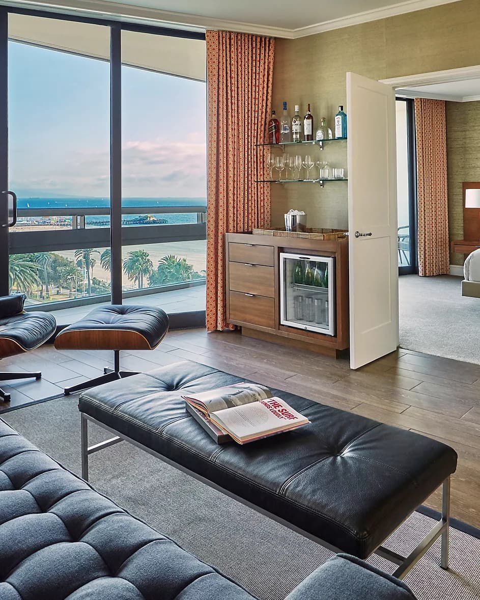 Deluxe Ocean View – 1 King Balcony