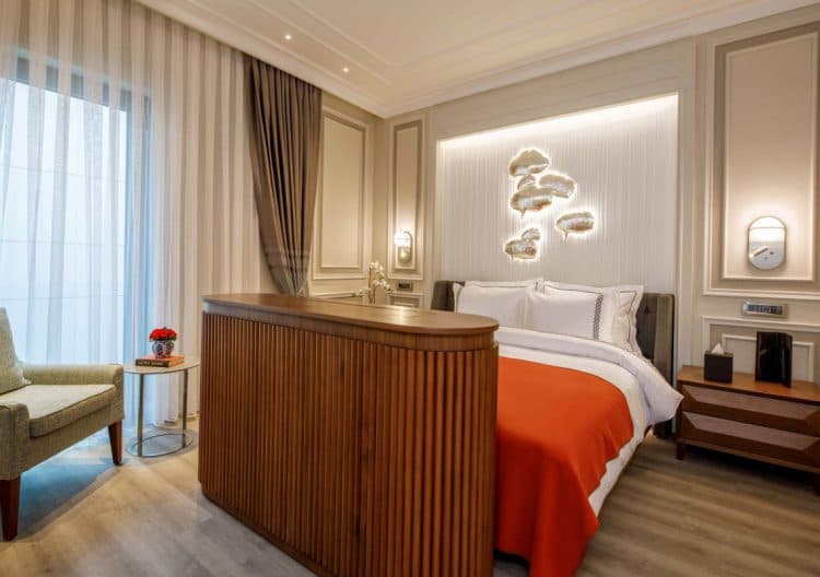 Deluxe Corner Room