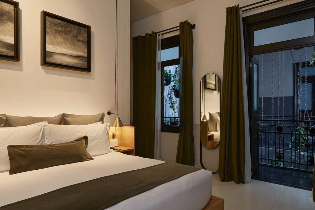 1 Queen Bed Guestroom