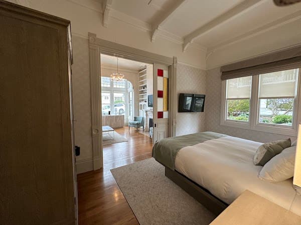 Lacy Suite