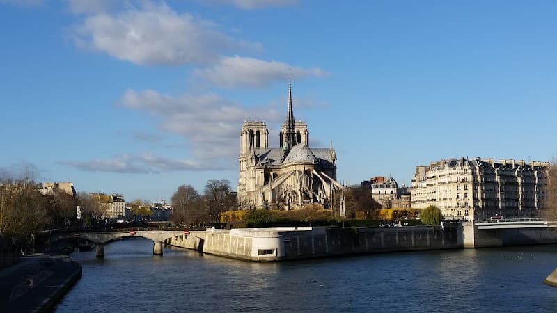 Île de la Cité and Seine River Walk