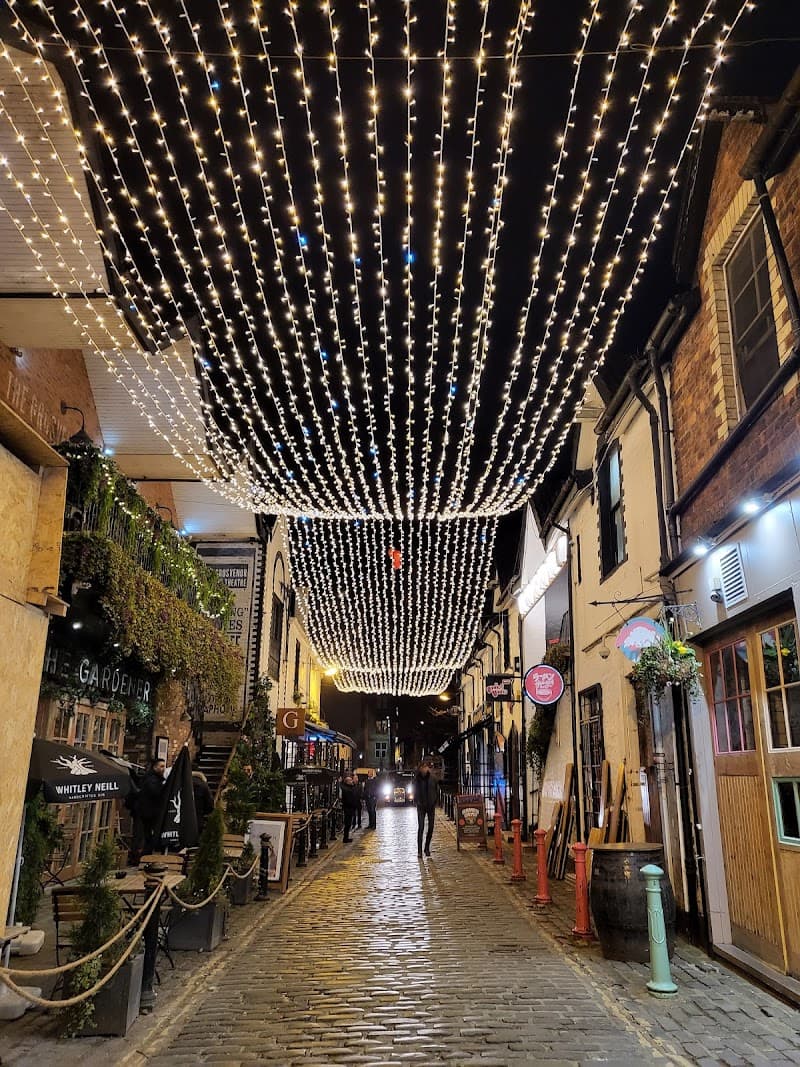 Ashton Lane and Hillhead Area Stroll