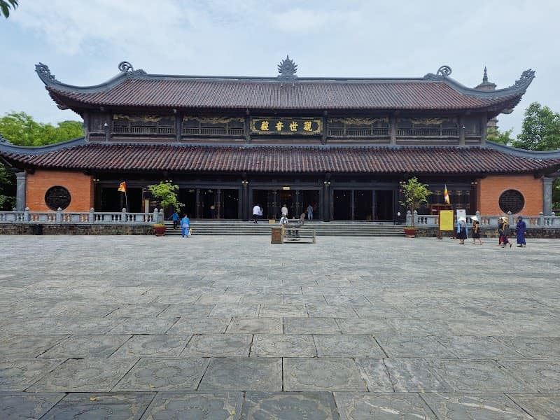 Bai Dinh Lake Walk