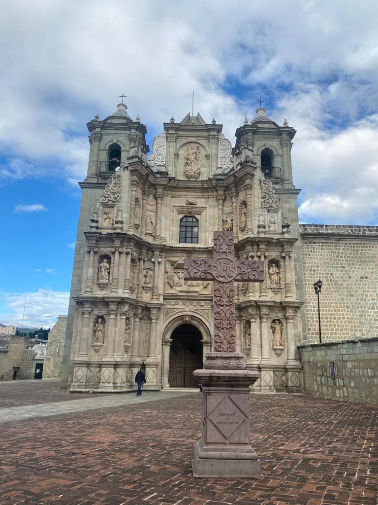 Basílica de la Soledad & Plaza