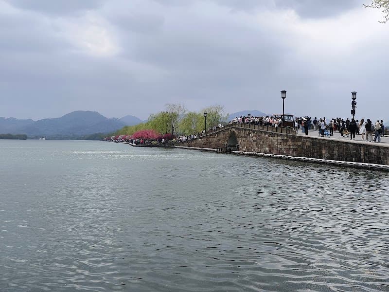 7 Dreamy Days in Hangzhou’s Lakes, Temples & Tea Hills