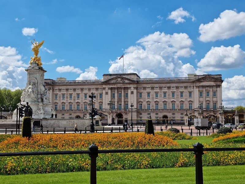 Buckingham Palace & The Mall (exterior walk)
