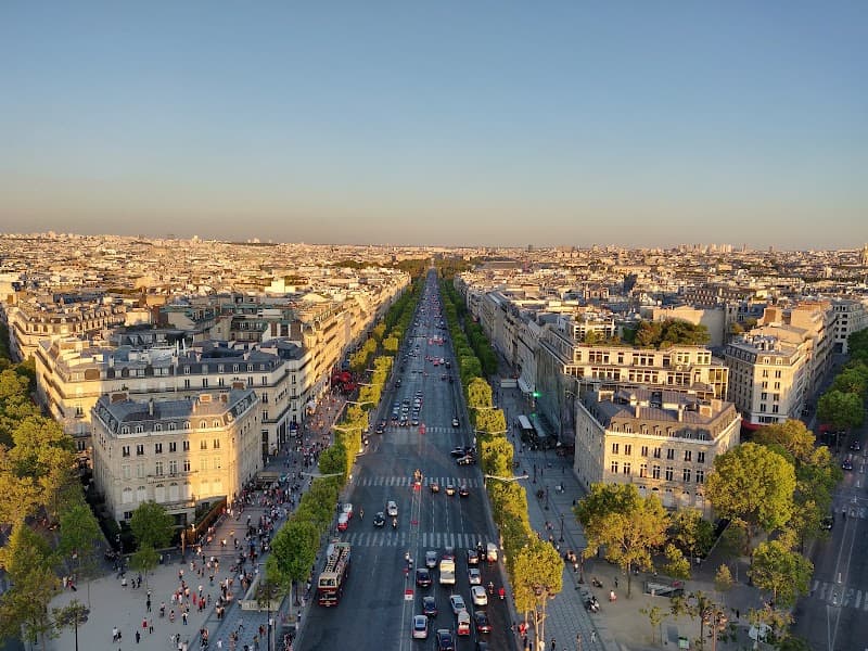 Champs-Élysées Arcade Stroll