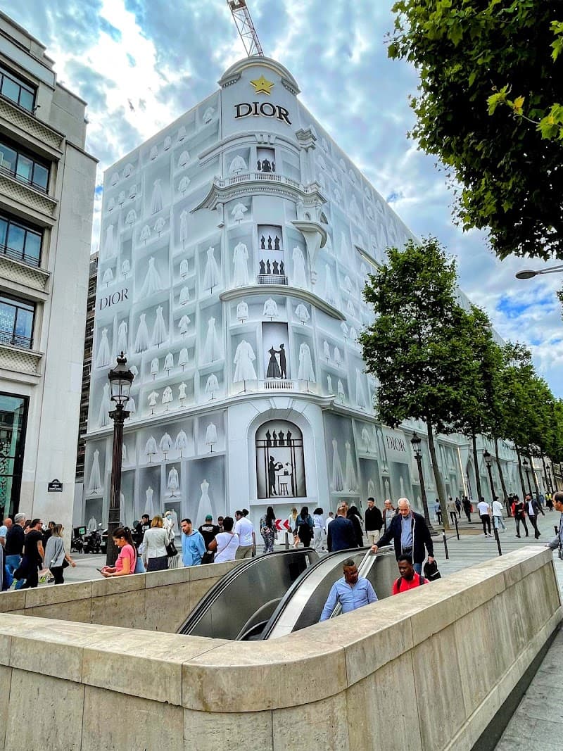 Champs-Élysées Stroll
