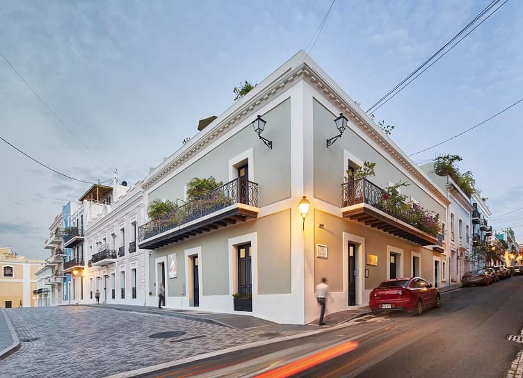 Decanter Hotel