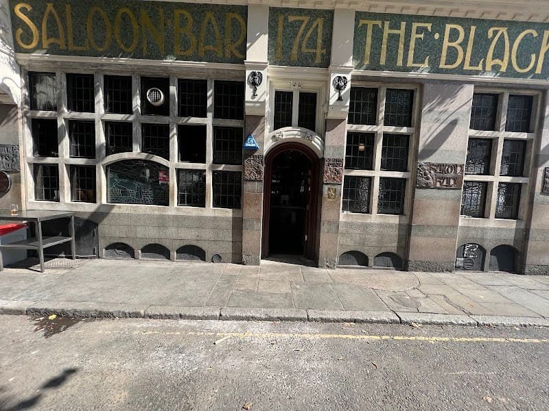 Dinner at a City of London Pub (e.g., Nicholson’s or Young’s pub near St Paul’s)