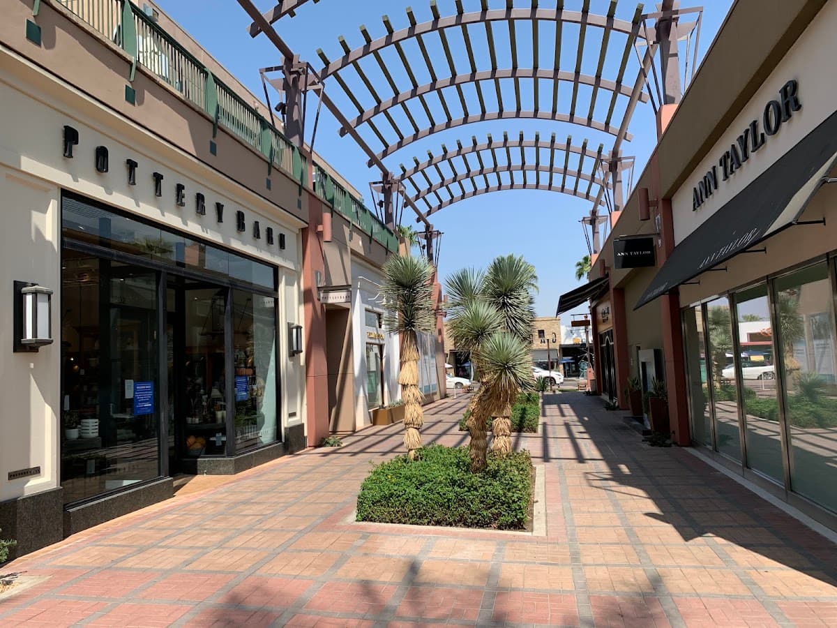 El Paseo Shopping District