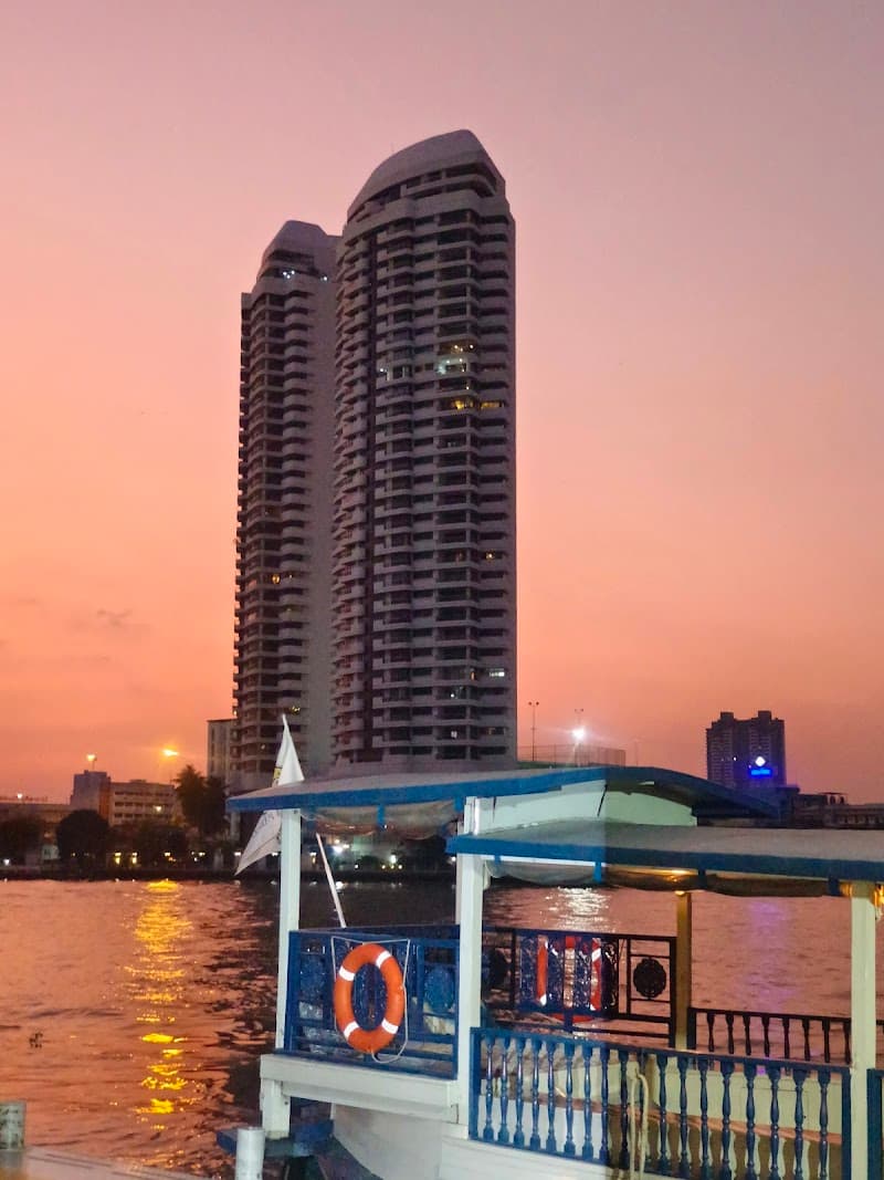 Evening Stroll around Phra Athit & Rama VIII Bridge
