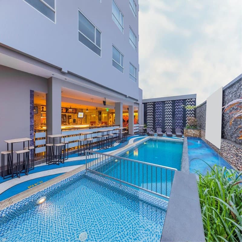 FOX Lite Royal Bay Makassar