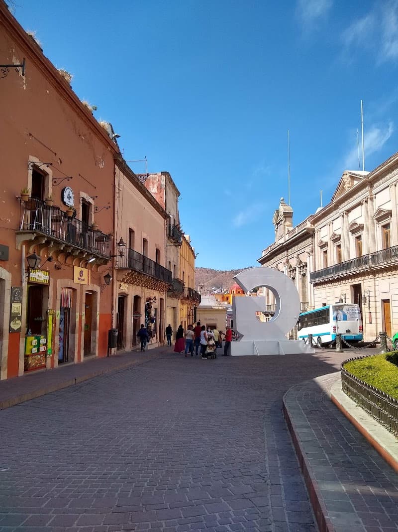 Free Explore: Callejón del Beso & Nearby Alleys