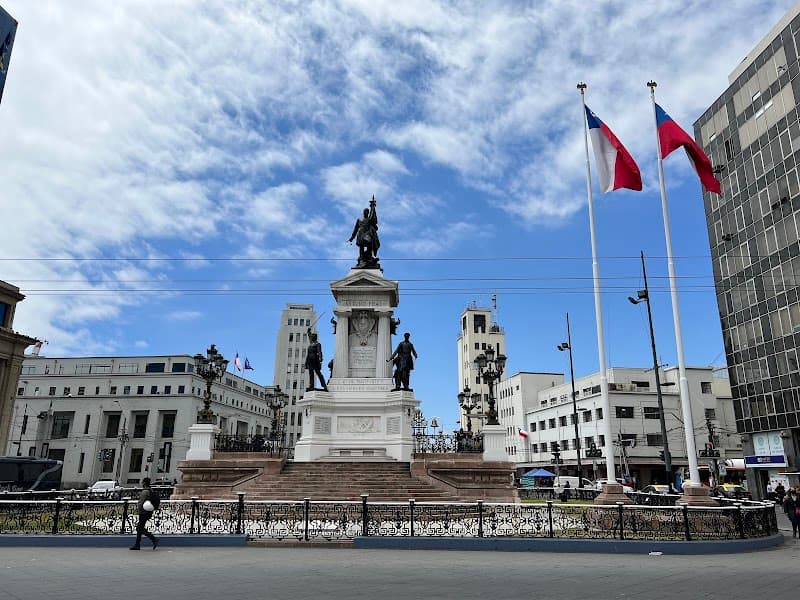 Free Explore in Barrio Puerto & Plaza Sotomayor