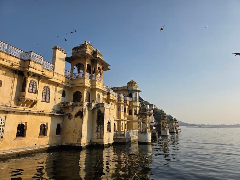 Gangaur Ghat & Old City Free Wander