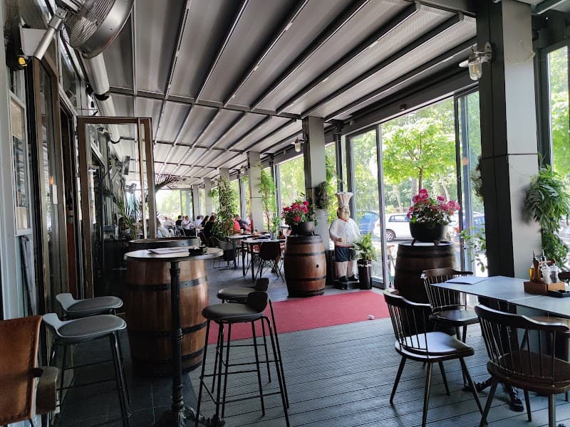 Gondola Kod Brke (River Kiosk‑Style Eatery)