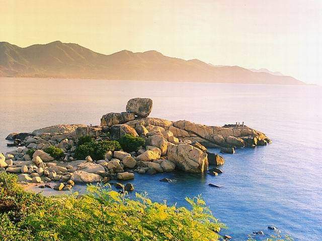 Hon Chong Promontory & Coastal Rocks