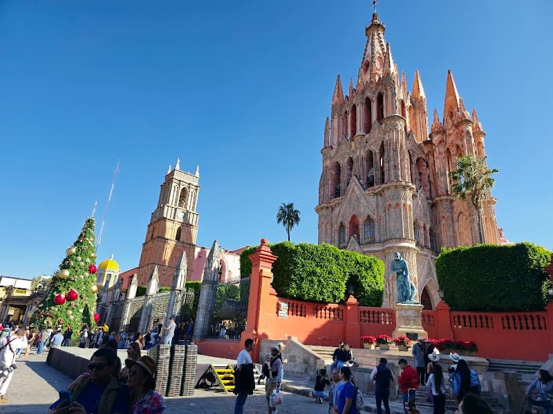Jardín Allende & Parroquia de San Miguel Arcángel