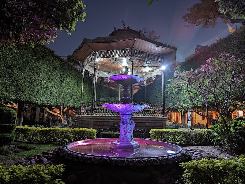 Jardín de la Unión & Plaza de la Paz Stroll
