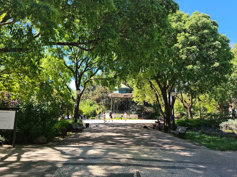 Jardim da Estrela & Basilica Exterior