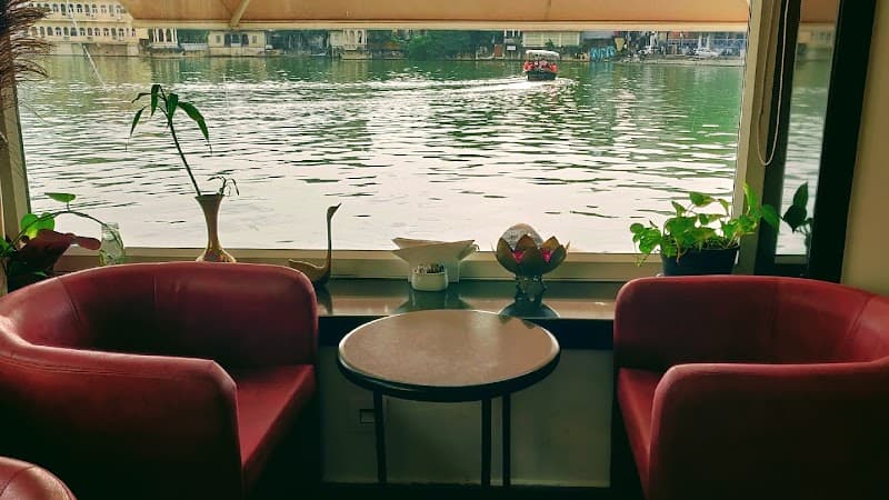 Jheel’s Ginger Coffee Bar & Bakery (Vegetarian options)
