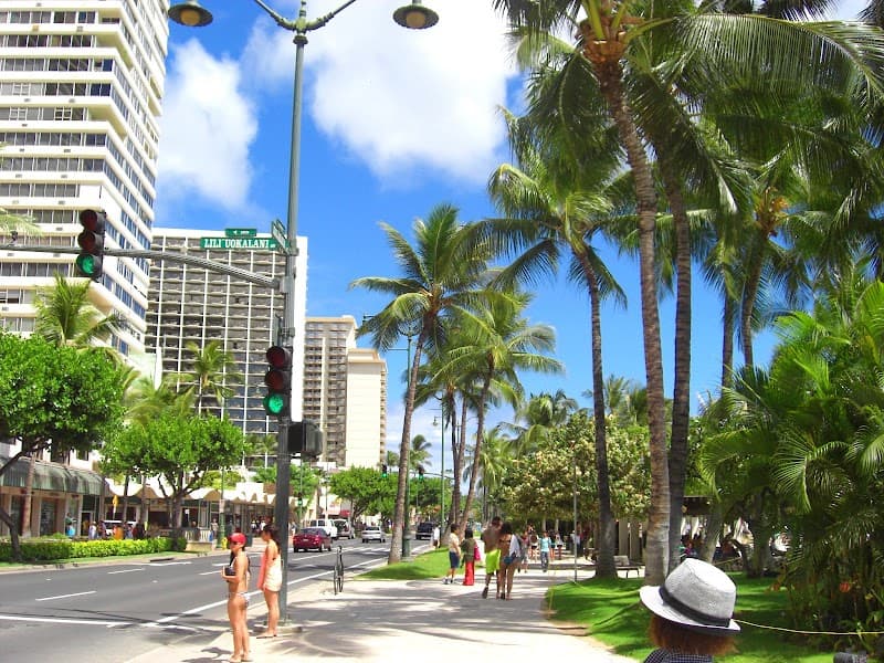 Kalākaua Avenue Stroll