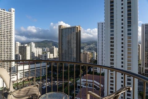 Kalakaua Avenue Shopping