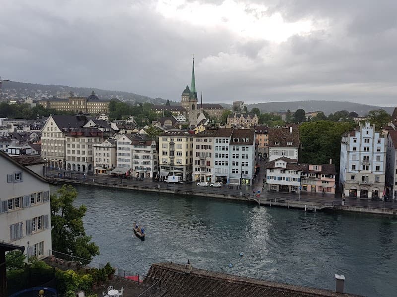 Lake Zürich Shoreline & Lindenhof Views